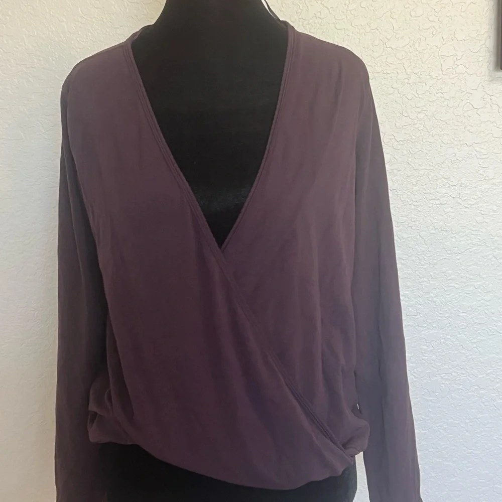 Lululemon Athletica Plum Wrap Blouse Caja 6